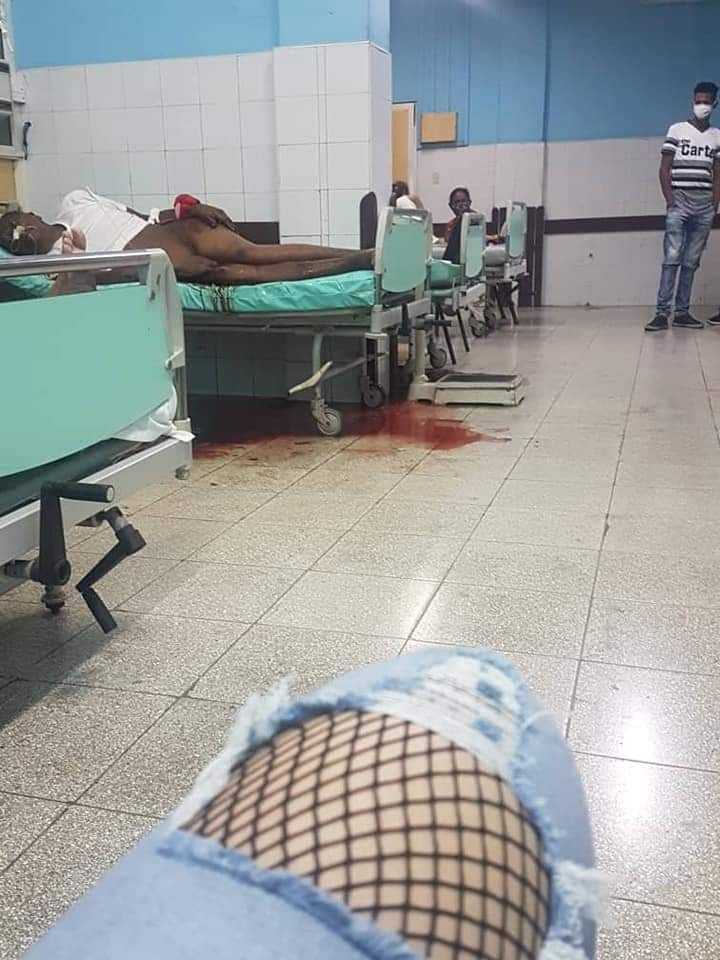 a patient looks like dying while the floor is full of blood in a hospital in Cuba